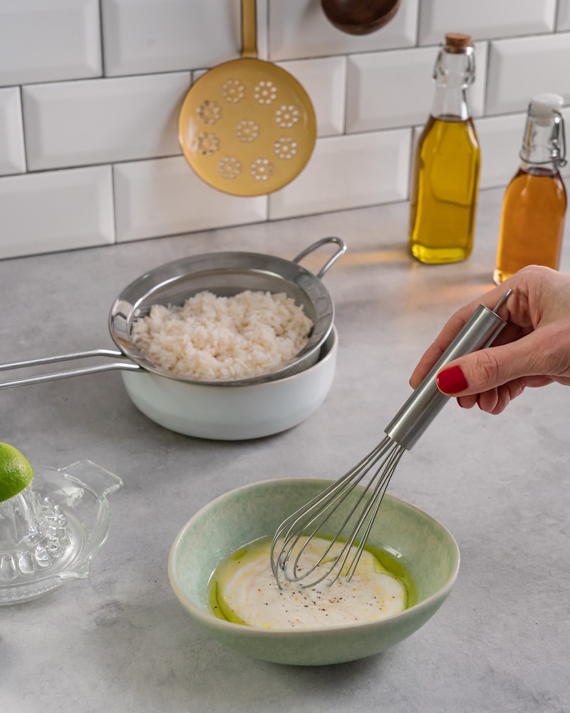 Dieses Bild zeigt wie die Joghurtsoße angerührt wird.