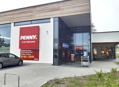 Sie sehen den Eingang vom Penny Markt in Waldenburg Altenburger Straße 70