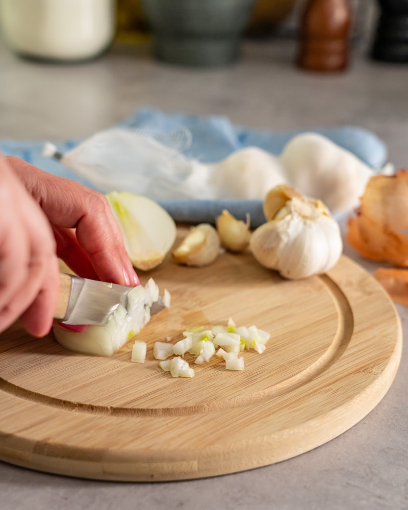 Dieses Bild zeigt wie der Knoblauch geschnitten wird.