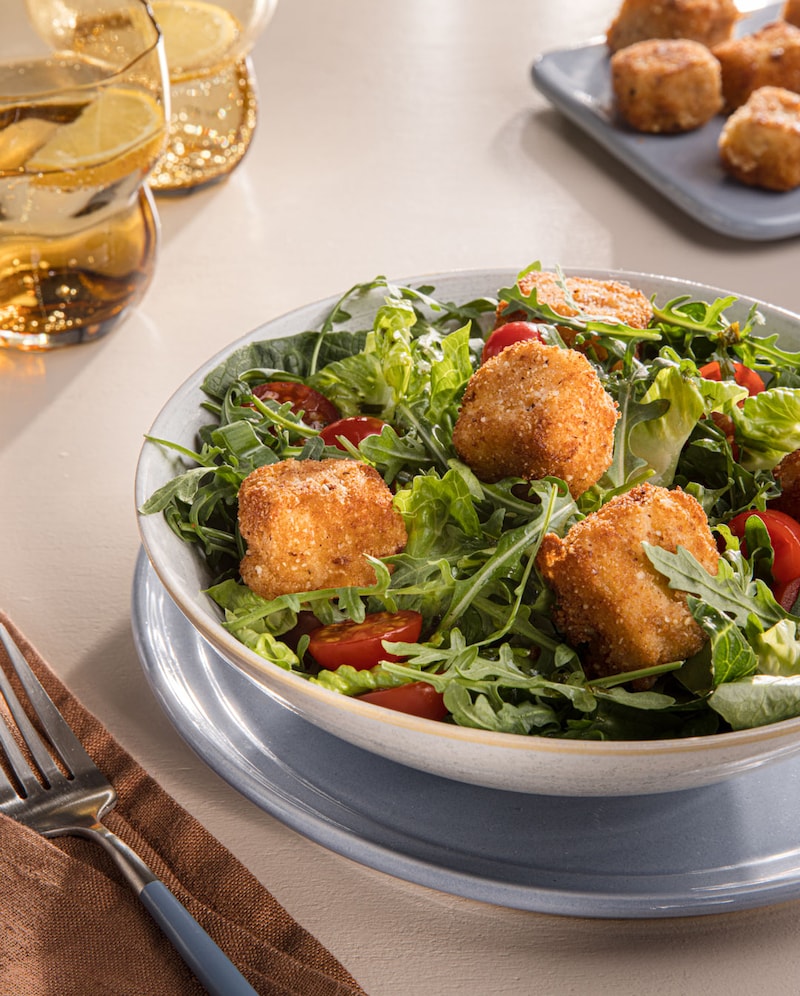 Dieses Bild zeigt den fertigen gemischten Salat mit knusper Feta.