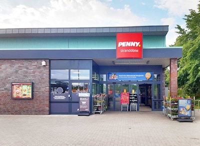 Sie sehen den Eingang vom Penny Markt in Scharbeutz Hamburger Ring 7-15