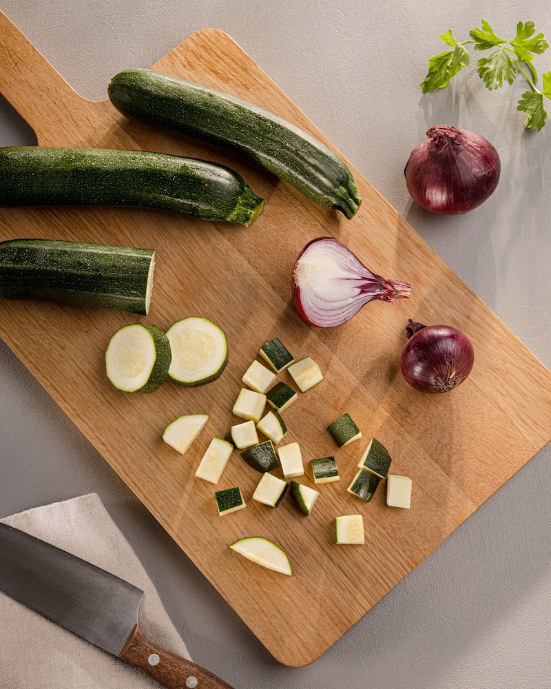 Dieses Bild zeigt die geschnittenen Zucchini und Zwiebeln.
