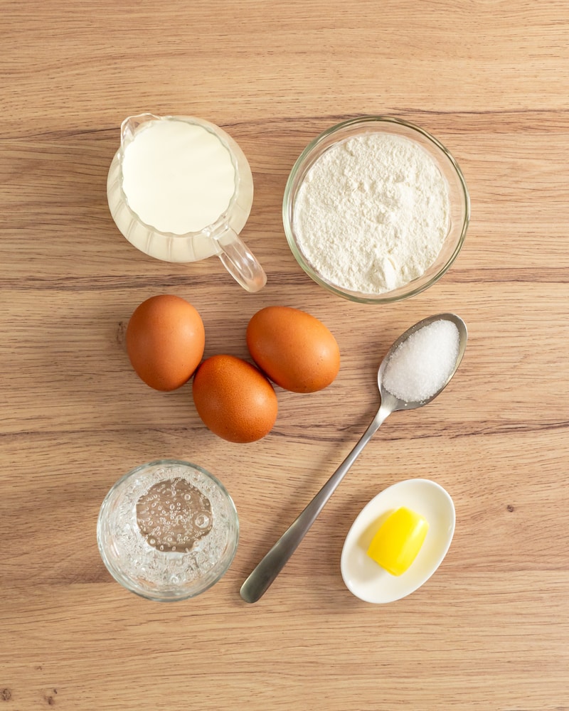 Dieses Bild zeigt die Zutaten für die Pfannkuchen.