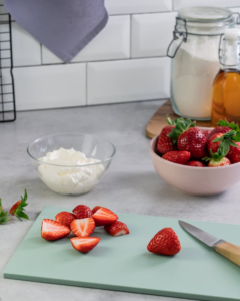 Dieses Bild zeigt wie die Erdbeeren für die Deko geschnitten werden.