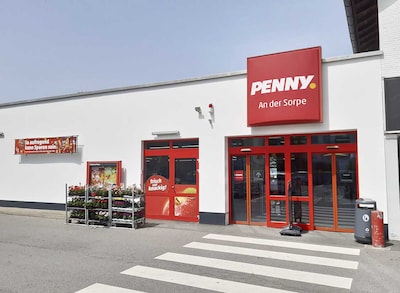 Sie sehen den Eingang vom Penny Markt in Sundern, Hauptstr. 177
