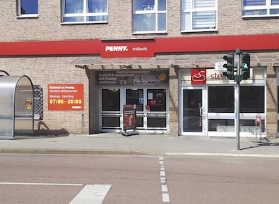 Sie sehen den Eingang vom Penny Markt in Halle (Saale) Doelauer Str. 54