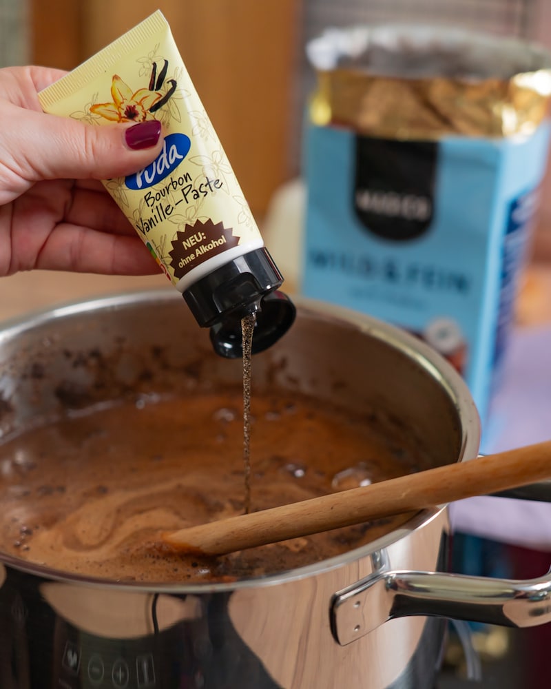 Dieses Bild zeigt wie hinzugeben von der Vanilliepaste für den Kaffeesirup.