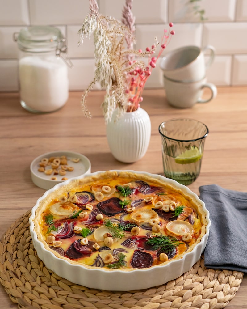 Rote-Beete-Tarte mit Ziegenkäse und gerösteten Haselnüssen