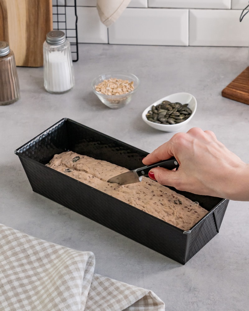 Dieses Bild zeigt wie der Teig eingeritzt wird.