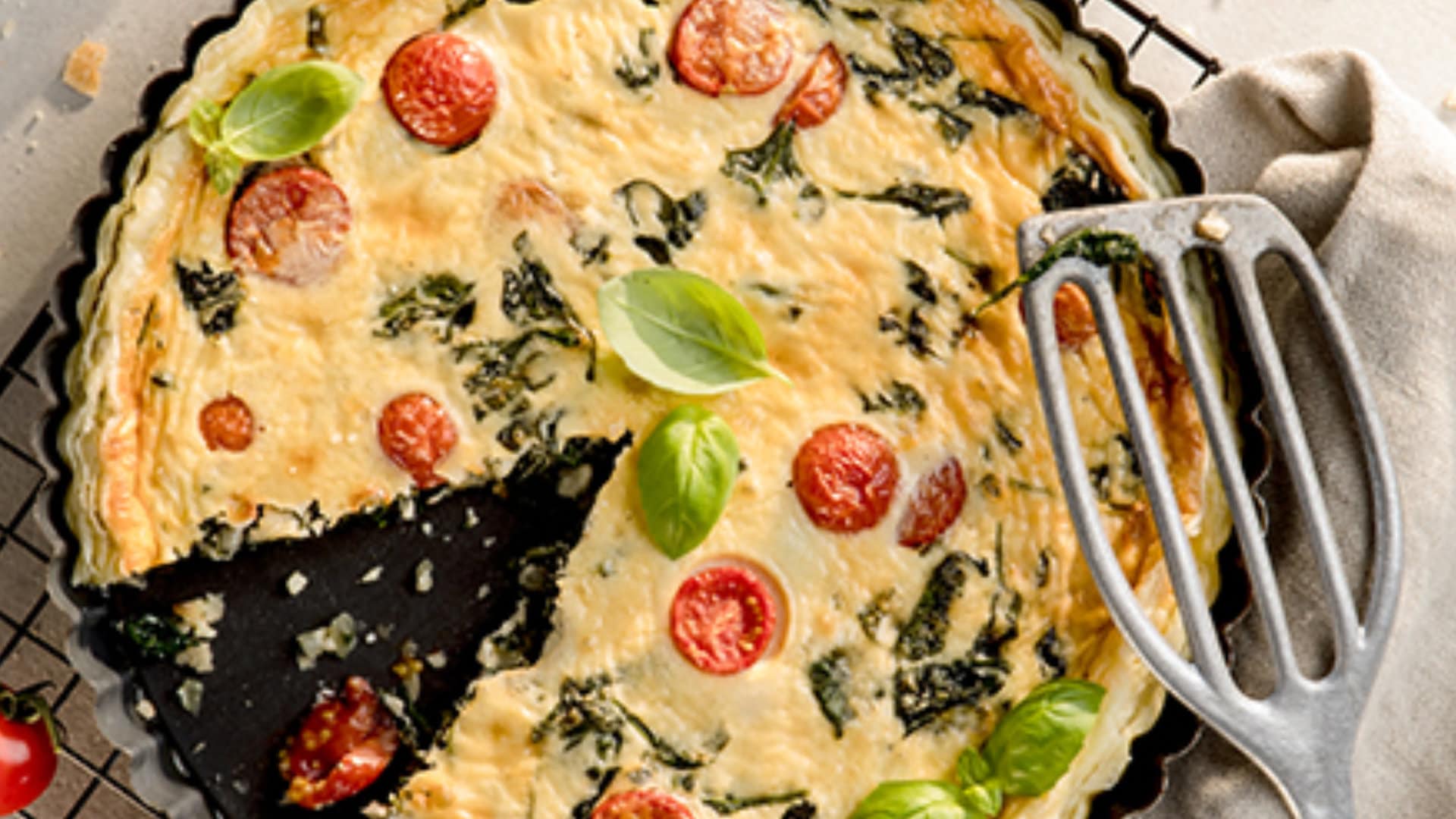 Angeschnittene Quiche auf Teller