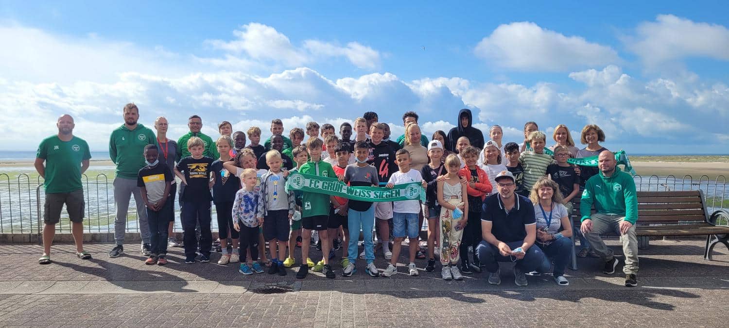 Gruppenbild der Mitglieder mit einem Vereinsschal