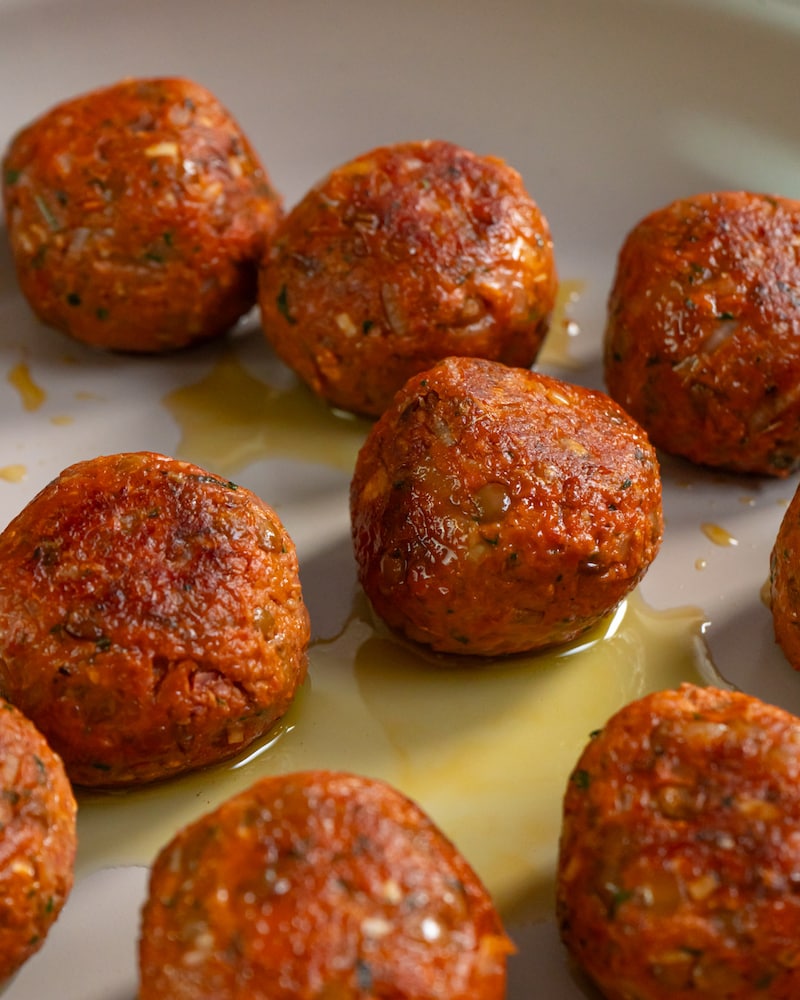 Dieses Bild zeigt die vegan Meatballs die in der Pfanne gebraten werden.