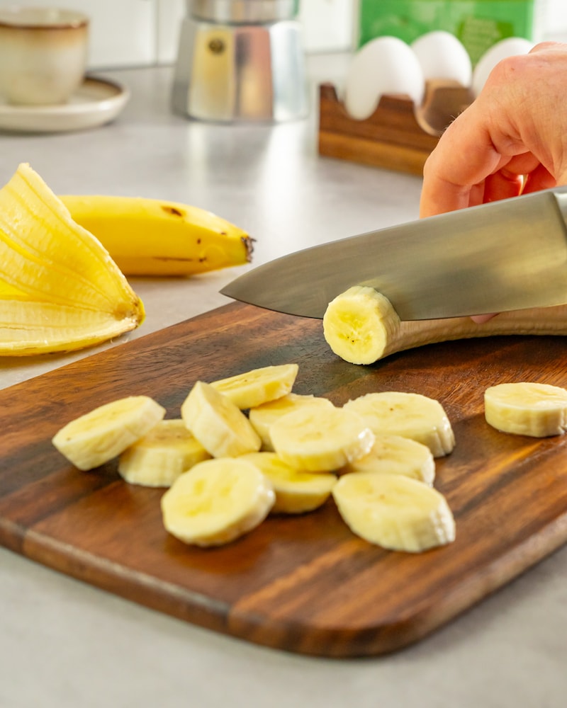 Dieses Bild zeigt wie die Bananen geschnitten werden.