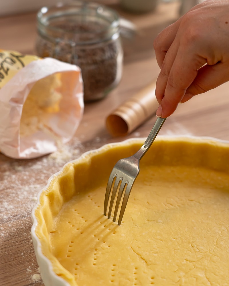 Rote-Beete-Tarte mit Ziegenkäse und gerösteten Haselnüssen
