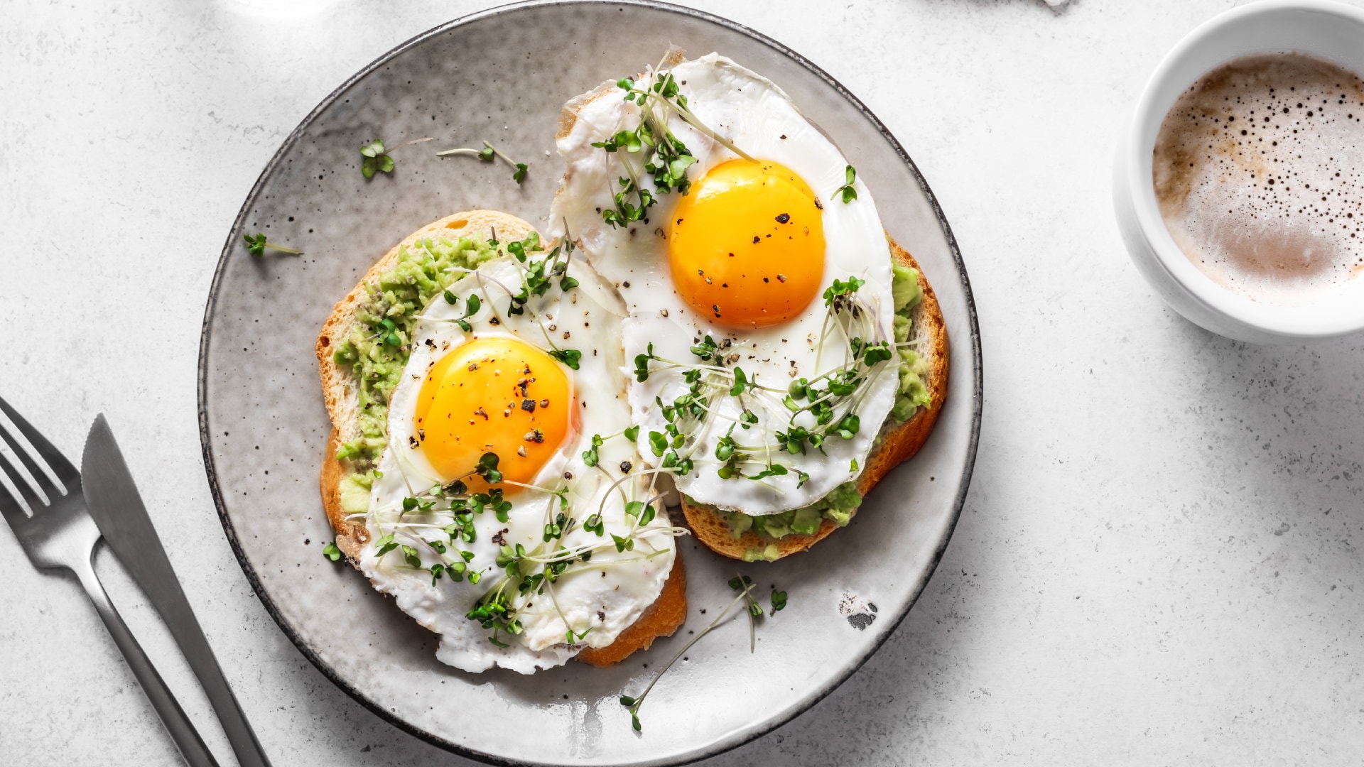 Spiegeleitoast mit Avocado