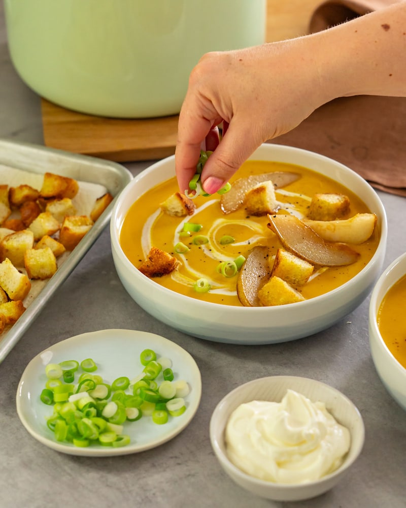Dieses Bild zeigt wie die Suppe mit Frühlingszwiebeln graniert wird.