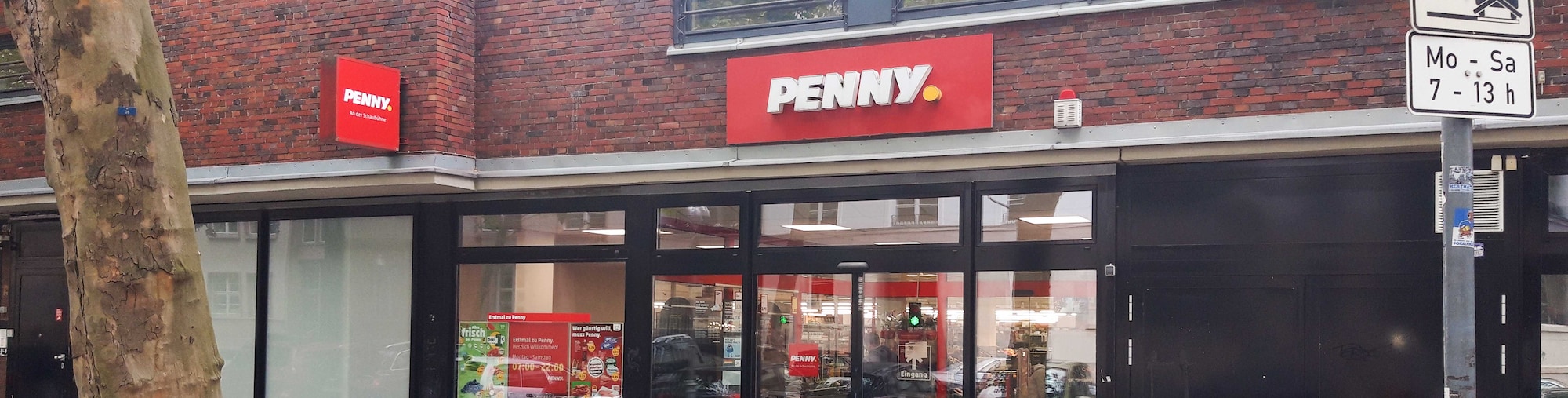 Sie sehen den Eingang vom Penny Markt in Berlin/Wilmersdorf Kurfuerstendamm 156