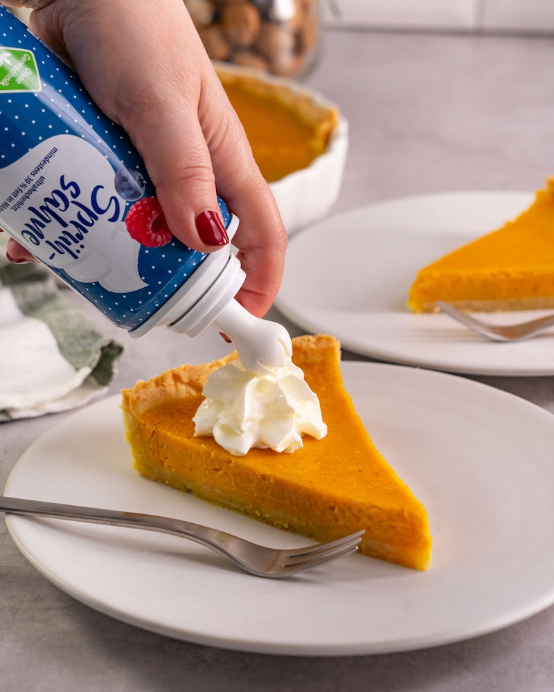 Dieses Bild zeigt wie die Sahne auf den Kuchen gegeben wird.