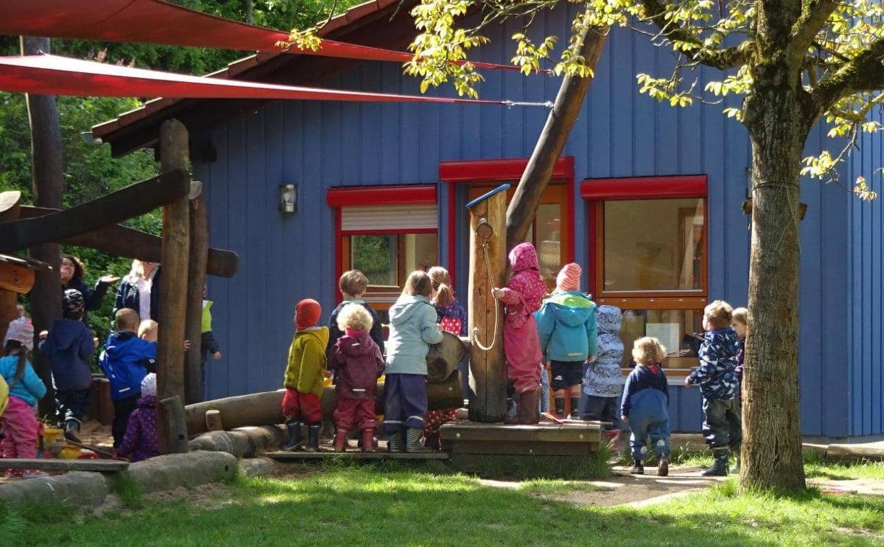 Kinder spielen im Freien
