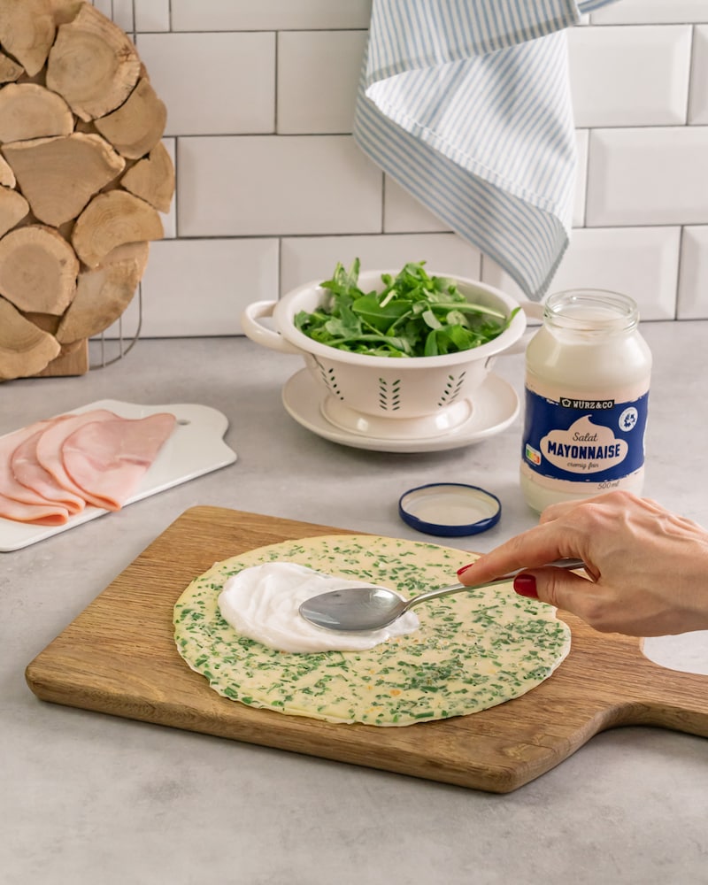 Dieses Bild zeigt wie der Pfannkuchen bestrichen wird.