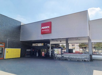 Sie sehen den Eingang vom Penny Markt Duisburg – Neuenkamp Essenberger Str./Javastr. 1-5