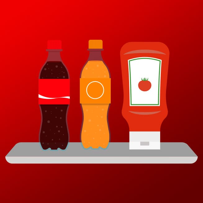 Ein gelbes Sparschwein vor grünem Hintergrund