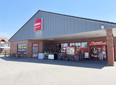 Sie sehen den Eingang vom Penny Markt in Bernburg, Bahnhofstr. 24