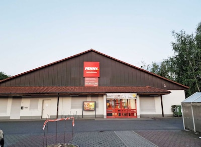 Sie sehen den Eingang vom Penny Markt in Reichelsheim Hochstr. 5