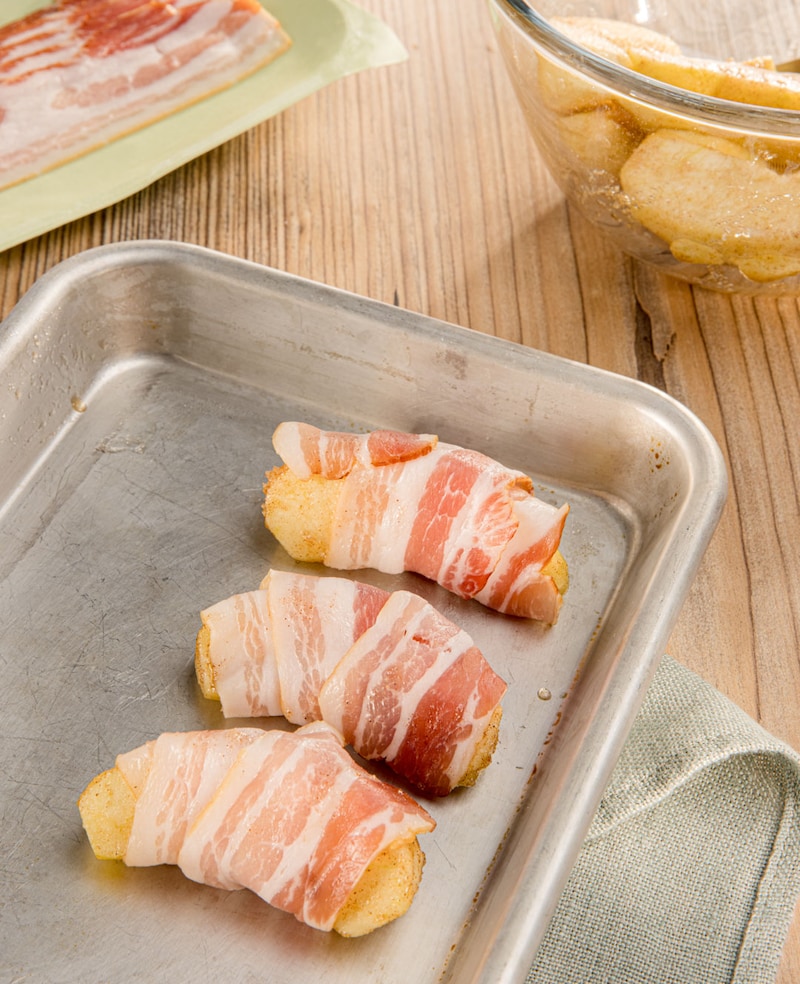 Dieses Bild zeigt die Äpfel im Bacon eingewickelt.
