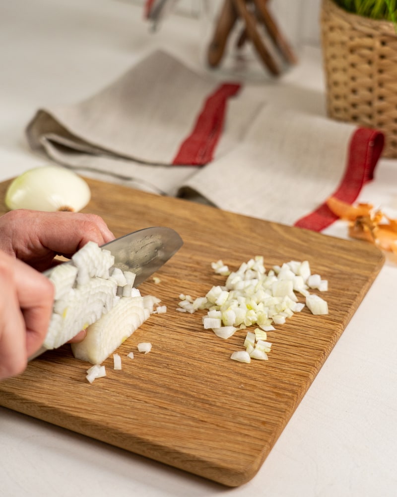 Auf diesem Bild siehst du wie Zwiebel gewürfelt werden.