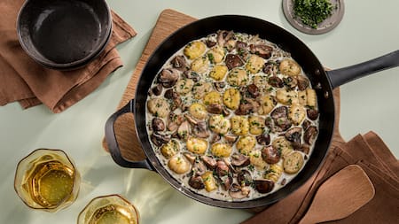 Dieses Bild zeigt die fertigen Gnocchi mit Pilzen.