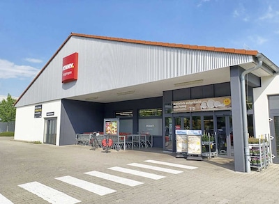 Sie sehen den Eingang vom Penny Markt in Deggingen, Jahnstr. 15