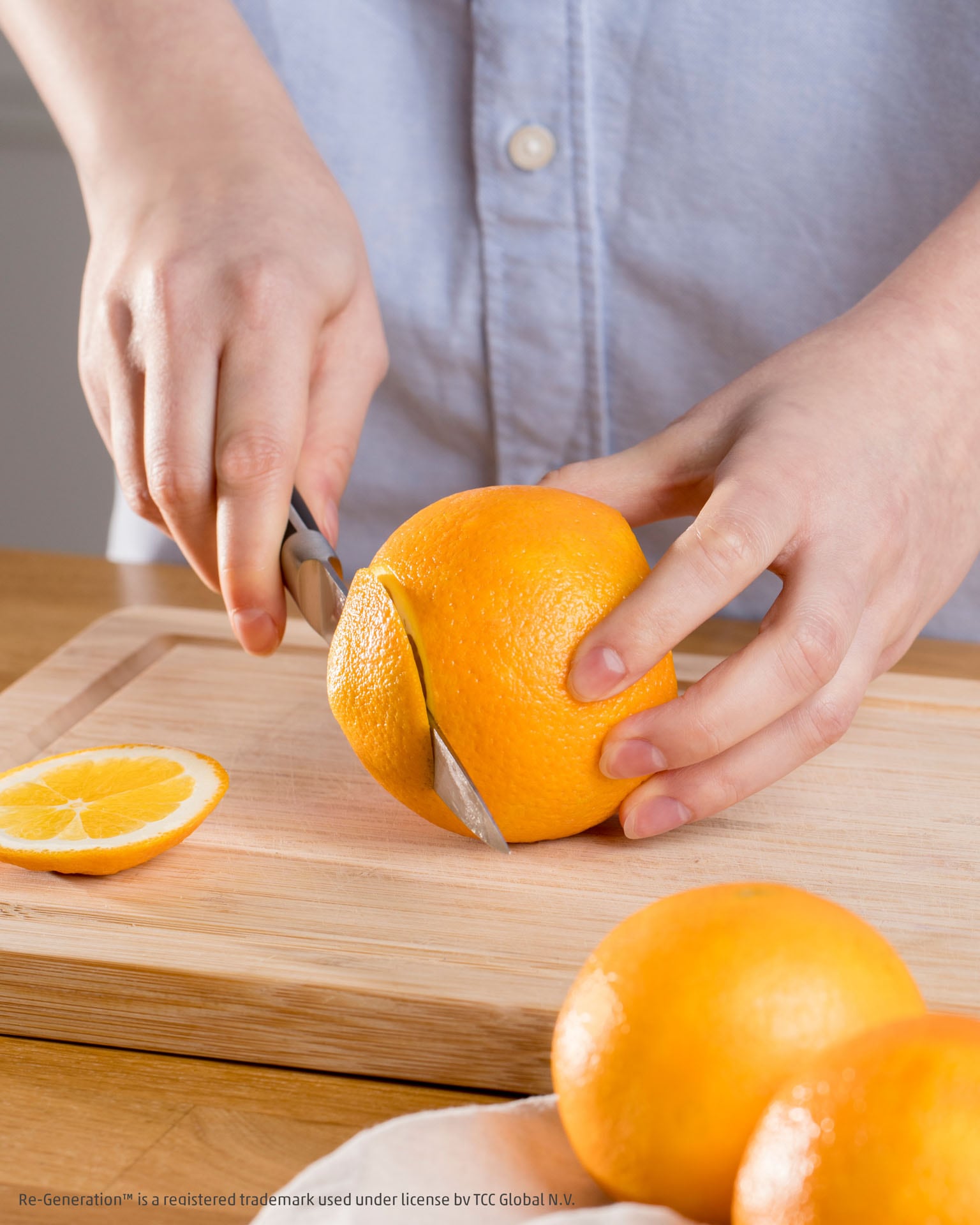 Dieses Bild zeigt wie eine Orange filetiert wird.