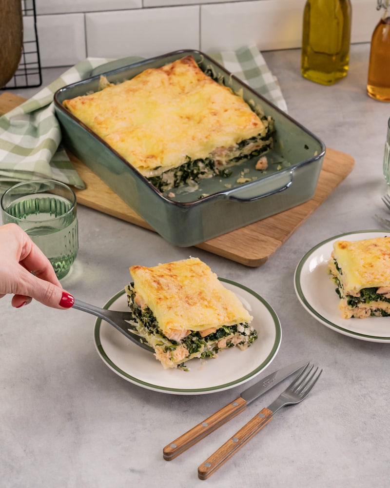 Dieses Bild zeigt wie die Lasagne angerichtet wird.