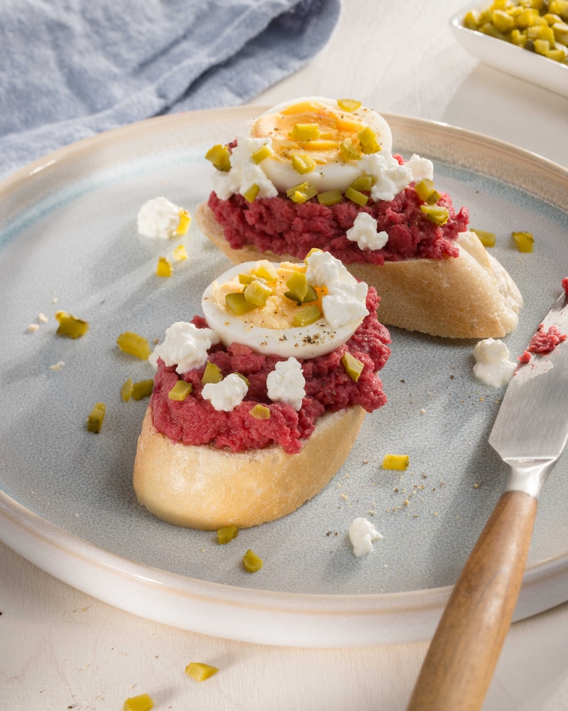 Dieses Bild zeigt unsere Schnittchen mit Rote-Bete-Hummus.