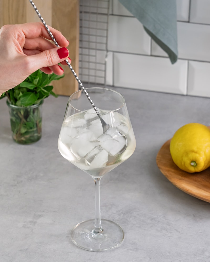 Diese Bild zeigt wie der Prosecco mit dem Mineralwasser gemischt wird.