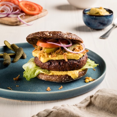 Das Bild zeigt den fertigen veganen hot Burger.