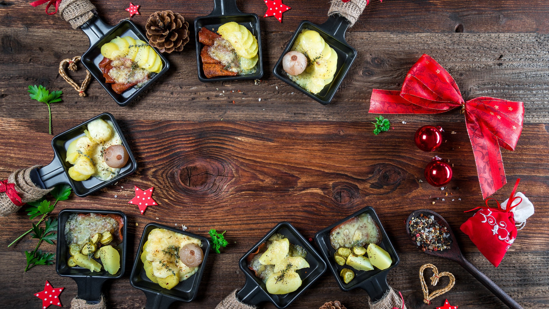 Tisch voller Raclette Pfannen