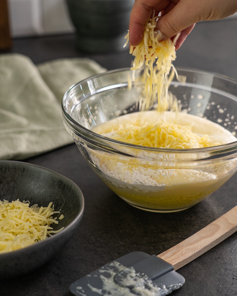 Zwiebelkuchen mit Emmentaler aus der Pfanne