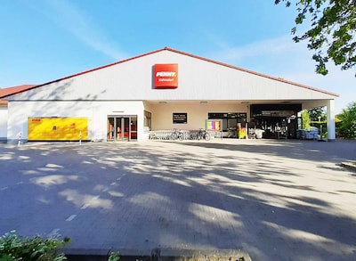 Sie sehen den Eingang vom Penny Markt in Stahnsdorf Potsdamer Allee 102-106