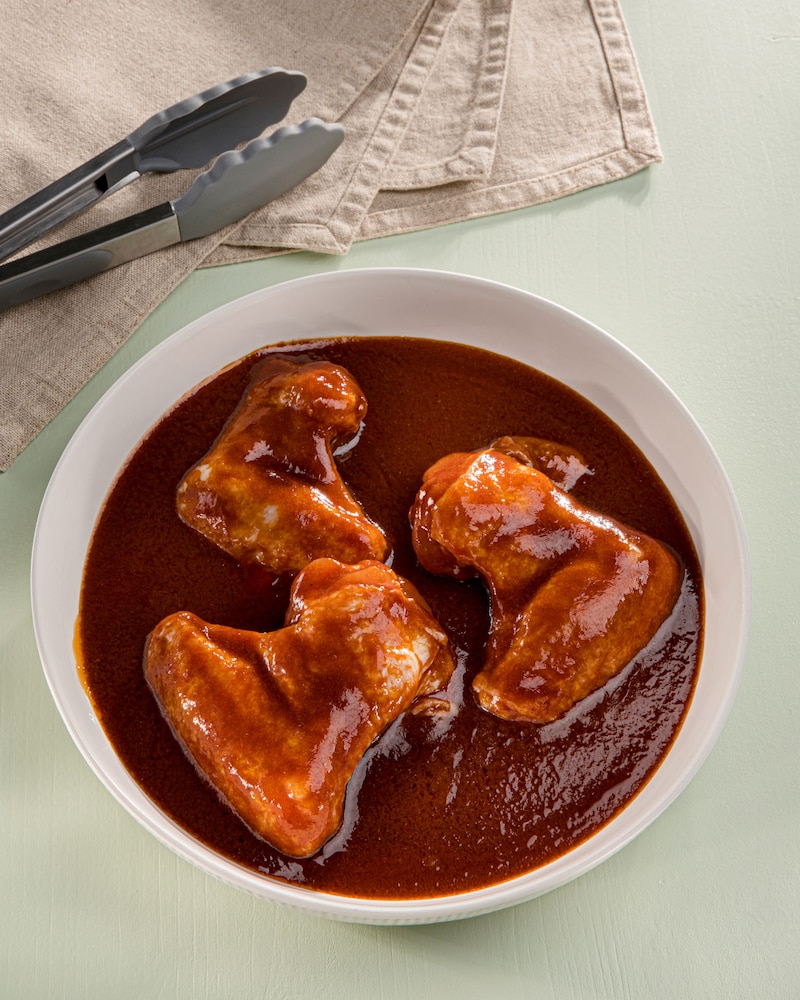 Dieses Bild zeigt, wie die Hähnchflügel marinieren.