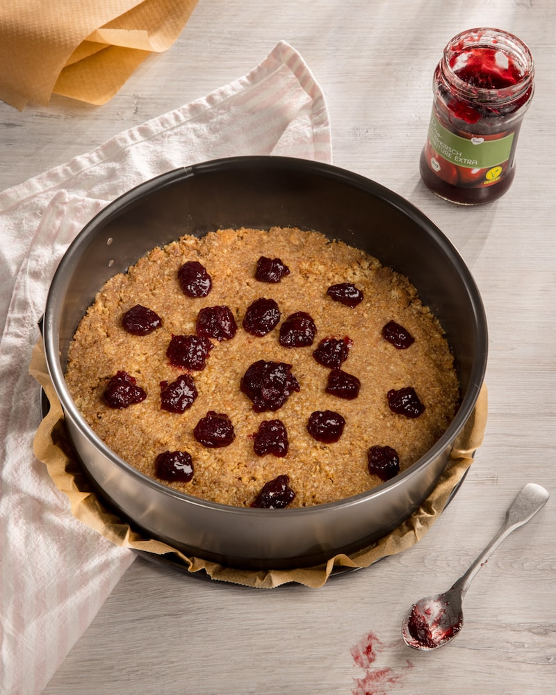 Dieses Bild zeigt den Kuchenboden mit Kirschen.