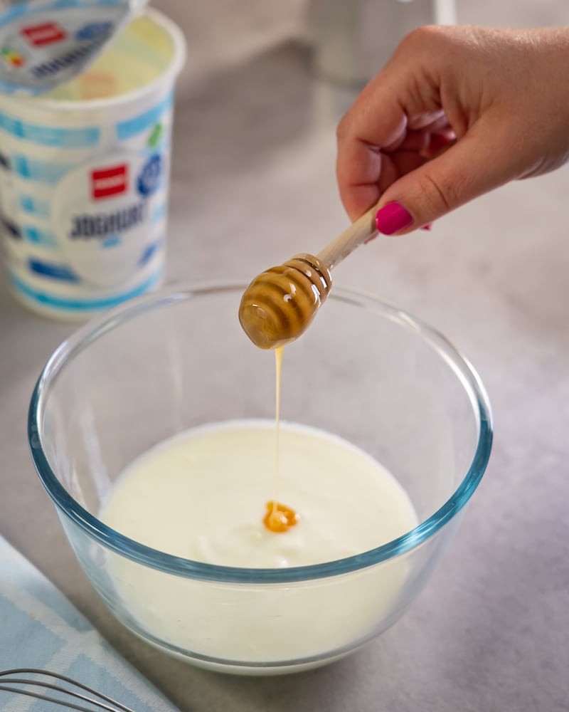 Dieses Bild zeigt Honig in Vollmilchjoghurt natur.