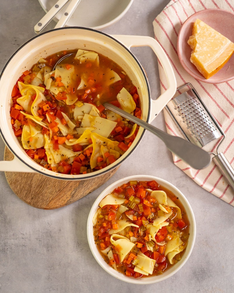 Dieses Bild zeigt wie die Lasagnesuppe auf den Teller gegeben wird.