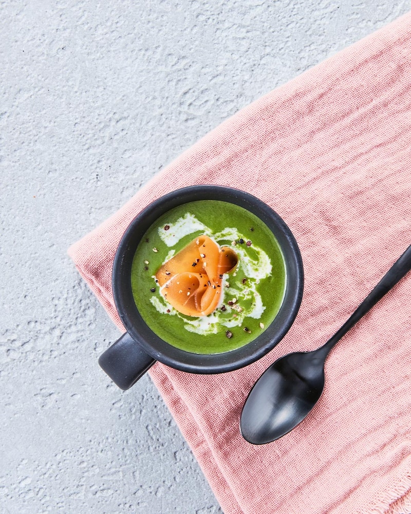 Spinatsuppe mit Räucherlaxx-Topping