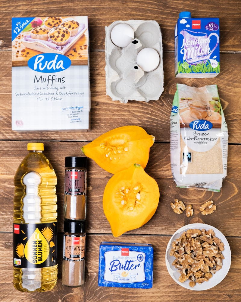 Auf diesem Bild siehst du alle Zutaten für unseren Kürbiskuchen.