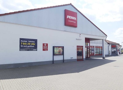 Sie sehen den Eingang vom Penny Markt in Teutschenthal/Langenbogen Köchstedter Weg 8