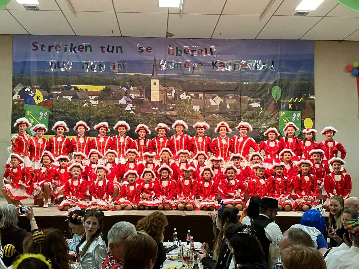 Gruppenfoto von Kindern in Kostuemen auf einer Buehne