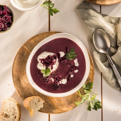 Dieses Bild zeigt unsere schnelle Rotkohlsuppe.