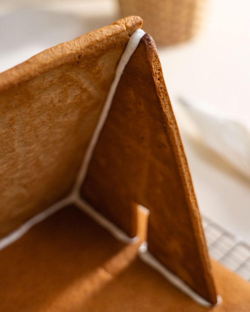 Dieses Bild zeigt wie die Lebkuchen-Bauteile aufgeklebt werden.